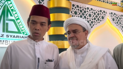 Detik-Detik UAS Bertemu Habib Rizieq | Perdana Pasca Bebas Bersyarat 3 Detik Detik UAS Ustadz Abdul Somad Bertemu Habib Rizieq. Pada Pertemuan Perdana tersebut Pasca Habib Rizieq Bebas Bersyarat UAS dan HR Hanya bersilaturrahim ke Markas Syariah Petamburan 3