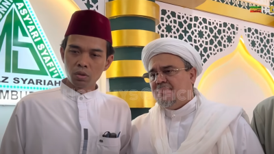 Detik-Detik UAS Bertemu Habib Rizieq | Perdana Pasca Bebas Bersyarat 5 Detik Detik UAS Ustadz Abdul Somad Bertemu Habib Rizieq. Pada Pertemuan Perdana tersebut Pasca Habib Rizieq Bebas Bersyarat UAS dan HR Hanya bersilaturrahim ke Markas Syariah Petamburan 3