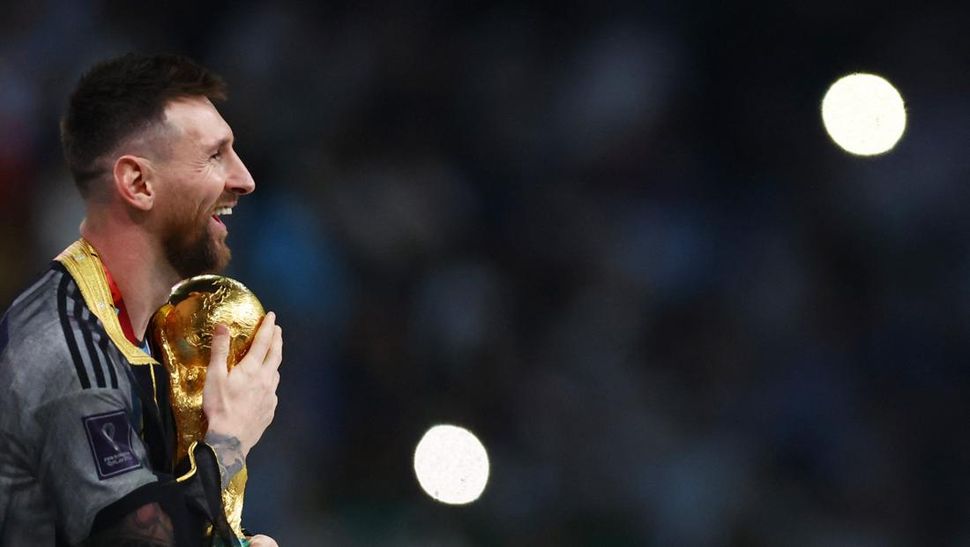 Koleksi Foto Messi Juara Piala Dunia 1 messi gunakan bisht saat angkat trofi 1 169 1