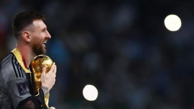 Koleksi Foto Messi Juara Piala Dunia 2 messi gunakan bisht saat angkat trofi 1 169