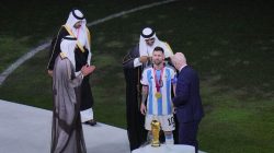 messi-gunakan-bisht-saat-angkat-trofi-2_169