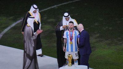 Koleksi Foto Messi Juara Piala Dunia 3 messi gunakan bisht saat angkat trofi 2 169