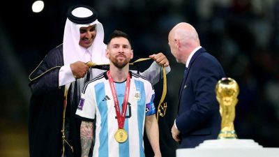 Koleksi Foto Messi Juara Piala Dunia 4 messi gunakan bisht saat angkat trofi 3 169