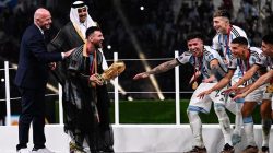messi-gunakan-bisht-saat-angkat-trofi-5_169