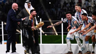 Koleksi Foto Messi Juara Piala Dunia 6 messi gunakan bisht saat angkat trofi 5 169