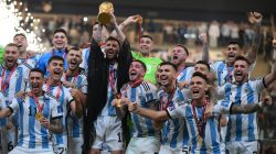 messi-gunakan-bisht-saat-angkat-trofi-7_169