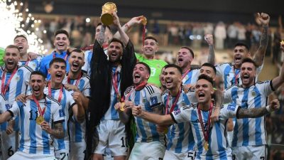 Koleksi Foto Messi Juara Piala Dunia 8 messi gunakan bisht saat angkat trofi 7 169