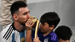 messi-rayakan-kemenangan-bersama-istri-dan-anak-1_169