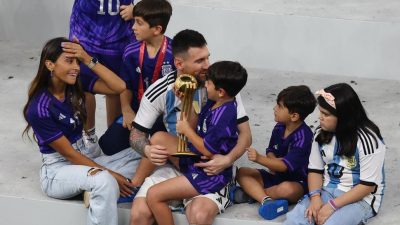 Koleksi Foto Messi Juara Piala Dunia 12 messi rayakan kemenangan bersama istri dan anak 3 169