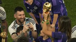 messi-rayakan-kemenangan-bersama-istri-dan-anak-6_169