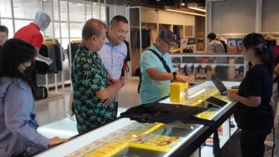 Suasana penjualan suvenir resmi Piala Dunia U-20 2023 di Juaraga