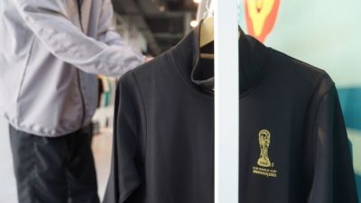 Dampak Penjualan Suvenir Resmi Piala Dunia U20 Terdampak 2 Pramuniaga menata suvenir resmi Piala Dunia U-20 2023 di Juaraga, FX Senayan