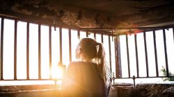 2-Wanita-Pemandu-Karaoke-di-Pesisir-Selatan-Diceburkan-ke Laut-hingga-Ditelanjangi-Polisi Turun Tangan