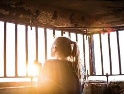 Viral, 2 Wanita Pemandu Karaoke di Pesisir Selatan Diceburkan ke Laut hingga Ditelanjangi, Polisi Turun Tangan