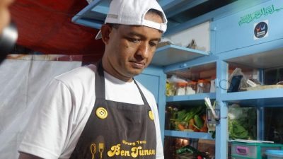 4 Penjual Makanan Ini Mirip Politisi, Joko Widodo hingga Anies Baswedan 2 Penjual nasi goreng mirip Anies Baswedan