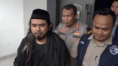 Polisi membawa Gus Samsudin untuk diperiksa di Polda Jatim Kamis 29 Februarai 2024 atas pembuatan konten tukar pasangan suami istri yang videonya viral. ANTARAHO Bidhumas Polda Jatim