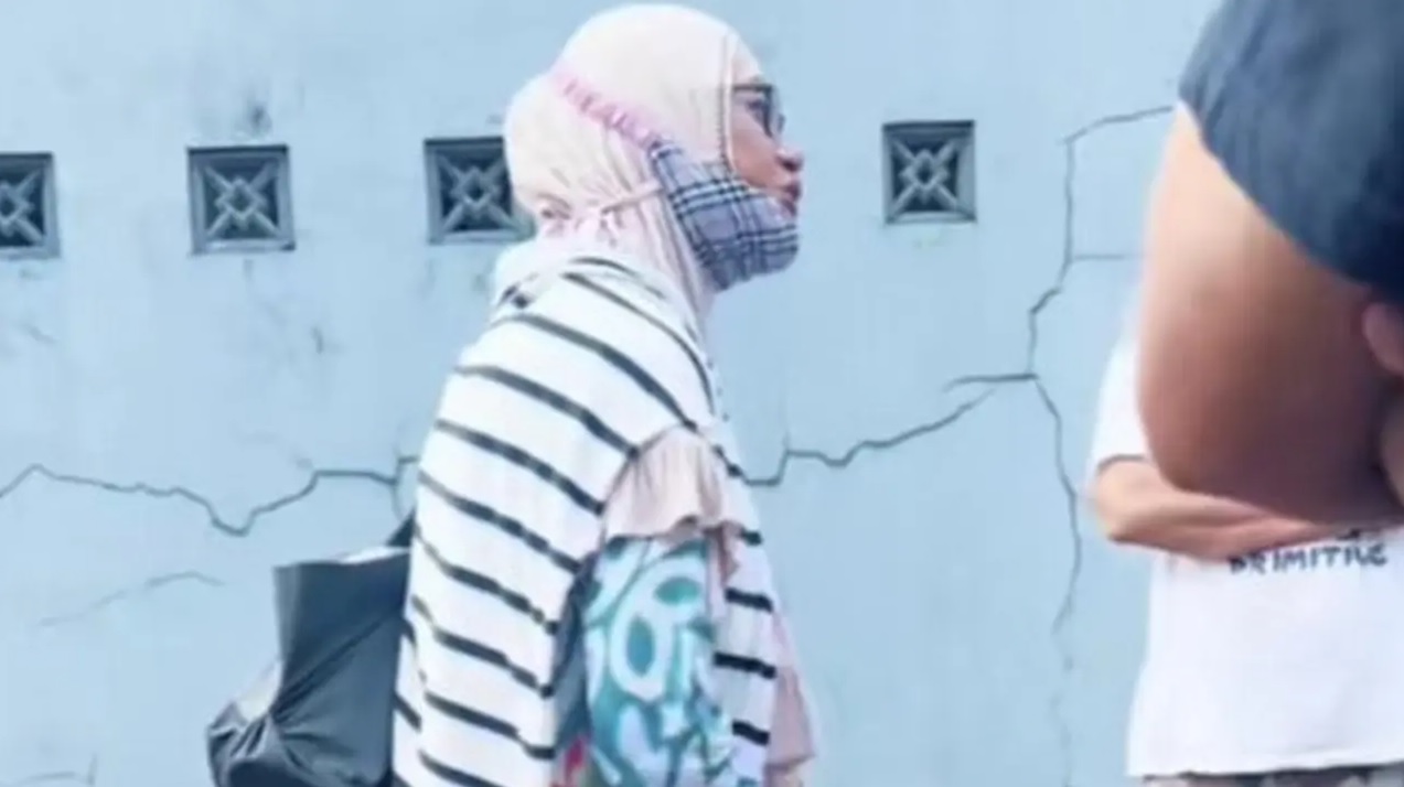 Emak-Emak Pengemis