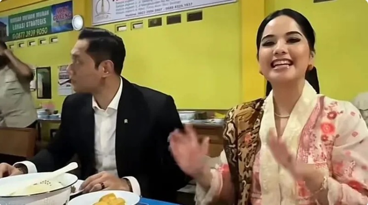 Annisa Pohan dan AHY Makan di Warung Sederhana Pakai Jas dan Kebaya, Netizen: Pejabat Selera Merakyat