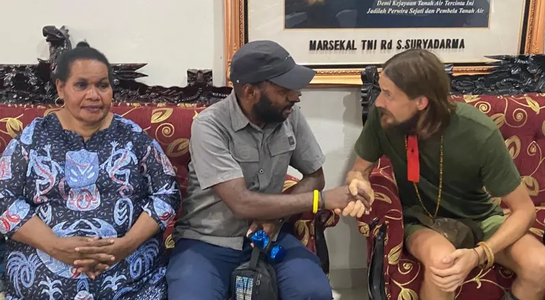 Pilot Philip Mark Mehrtens dibebaskan setelah 1,5 tahun ditahan sayap militer OPM 1 Pilot Philip Mark Mehrtens dibebaskan setelah 1,5 tahun ditahan sayap militer OPM